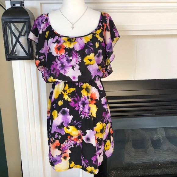 6 degrees Dresses & Skirts - 🌺6 Degrees mini dress🌺